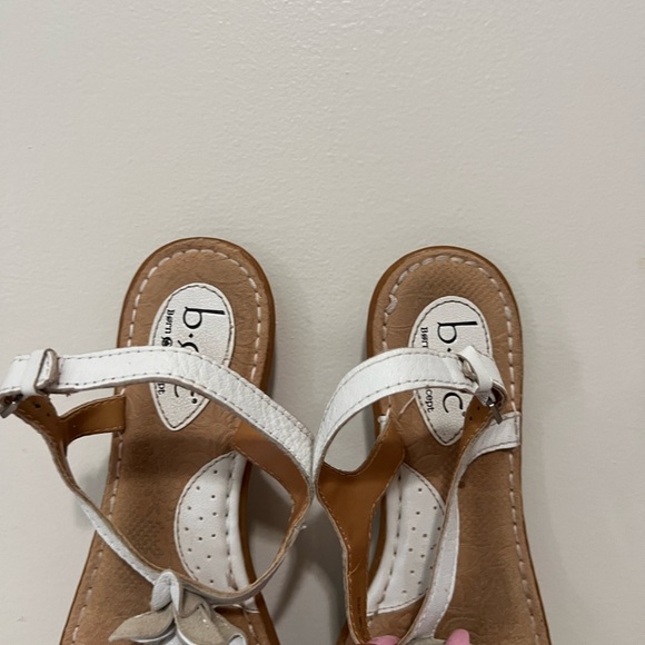 B.O.C. White leather flat sandal in size 9 - Picture 3 of 12